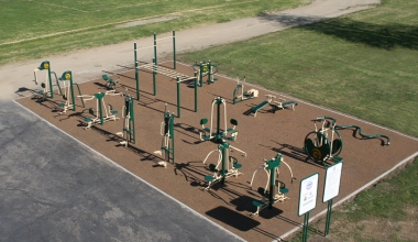 Echipamente de fitness în aer liber în parcuri şi şcoli