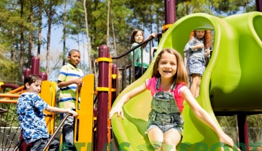 Selectarea unui loc de joacă în aer liber pentru copiii cu autism